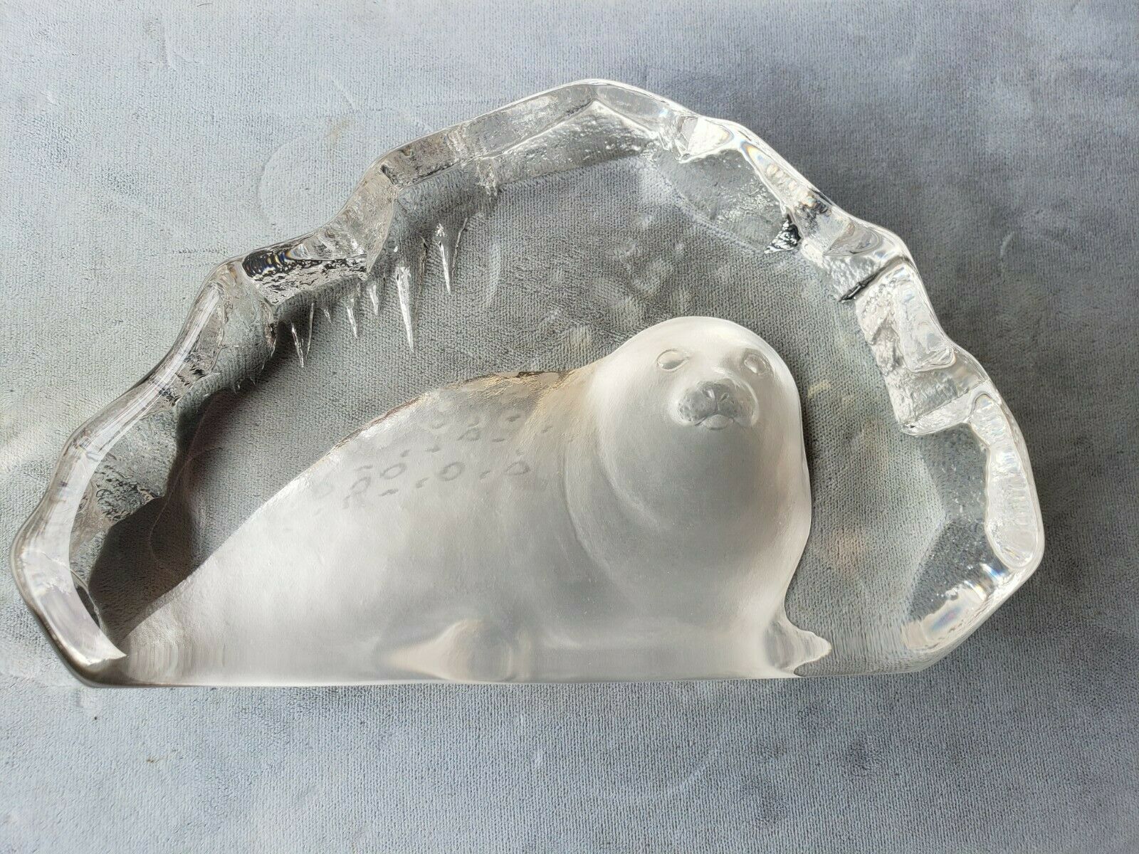 Mats Jonasson Sweden Large And Heavy Seal Lead Crystal Paperweight Sculpture